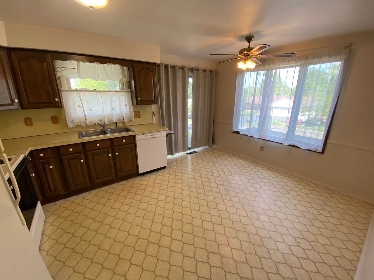 135 Oak Manor Dr - Photo 5 of 15