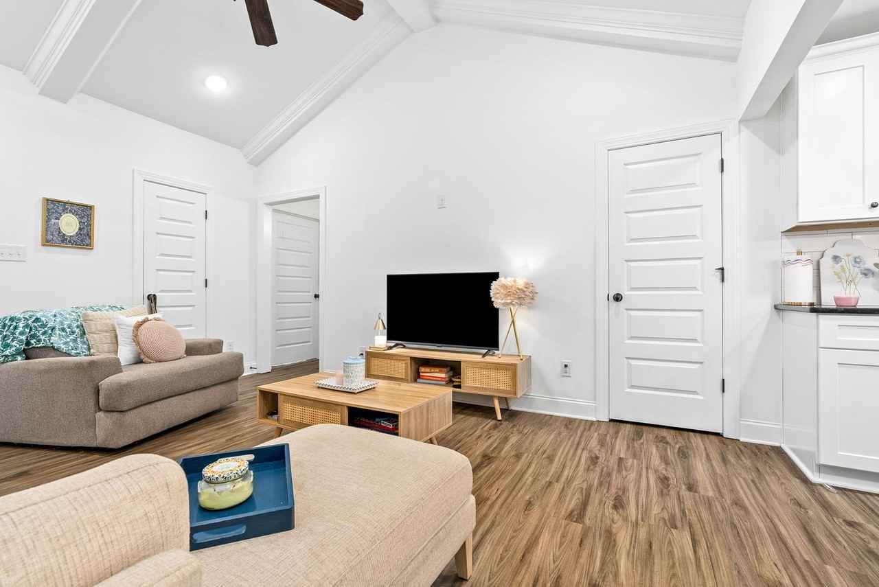 321 Morris Ave - Photo 3 of 15