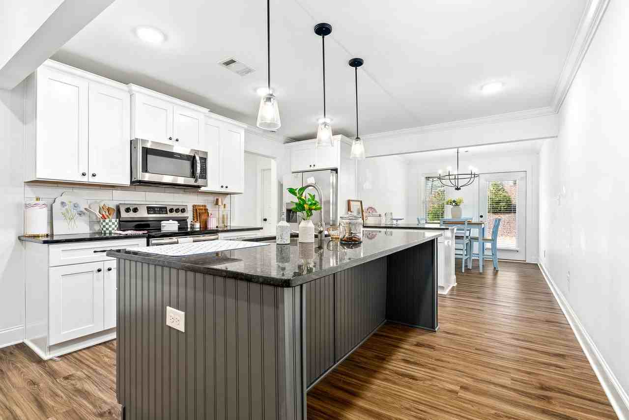 321 Morris Ave - Photo 4 of 15
