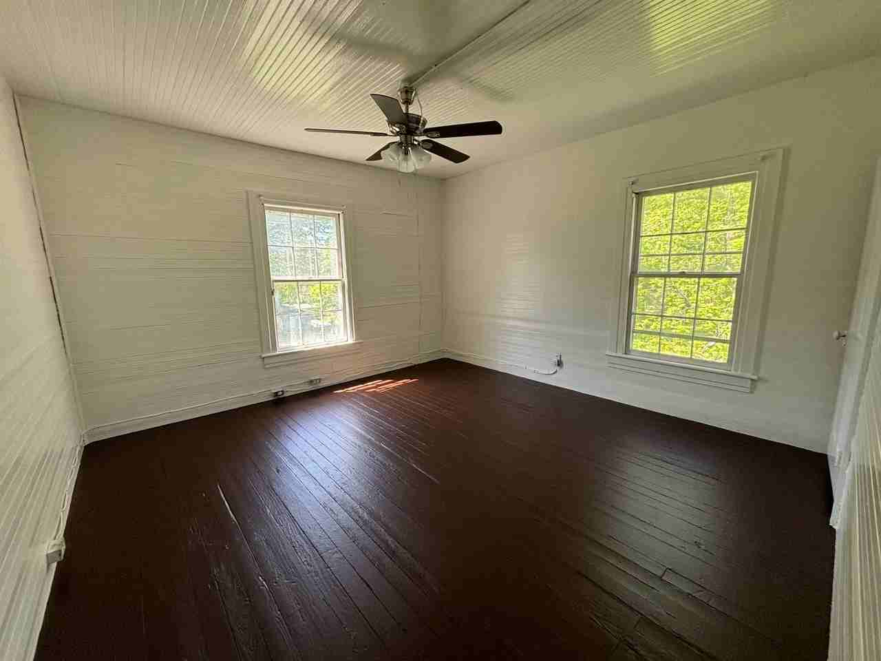 122 Avenue C Se - Photo 2 of 7