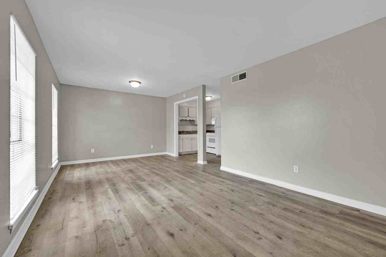 3221 Avenue S - Photo 4 of 9