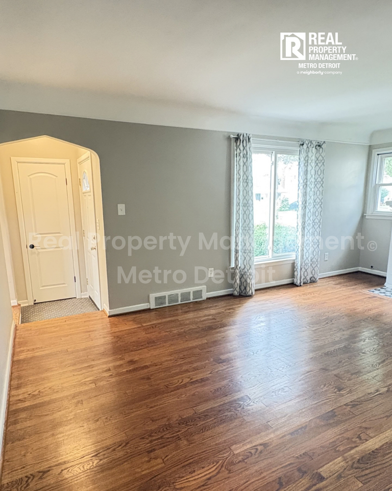 21707 Alger St - Photo 2 of 21