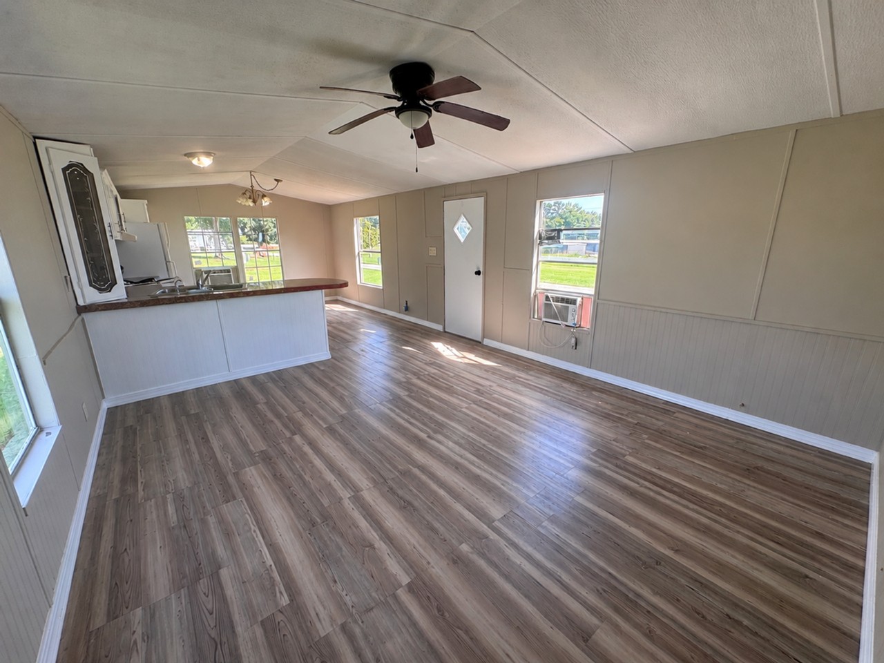 102 Lakewater Dr - Photo 4 of 12