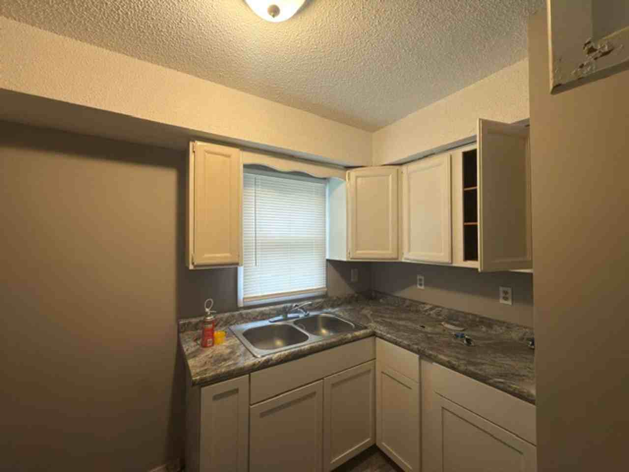 1005 N Elm St - Photo 3 of 8