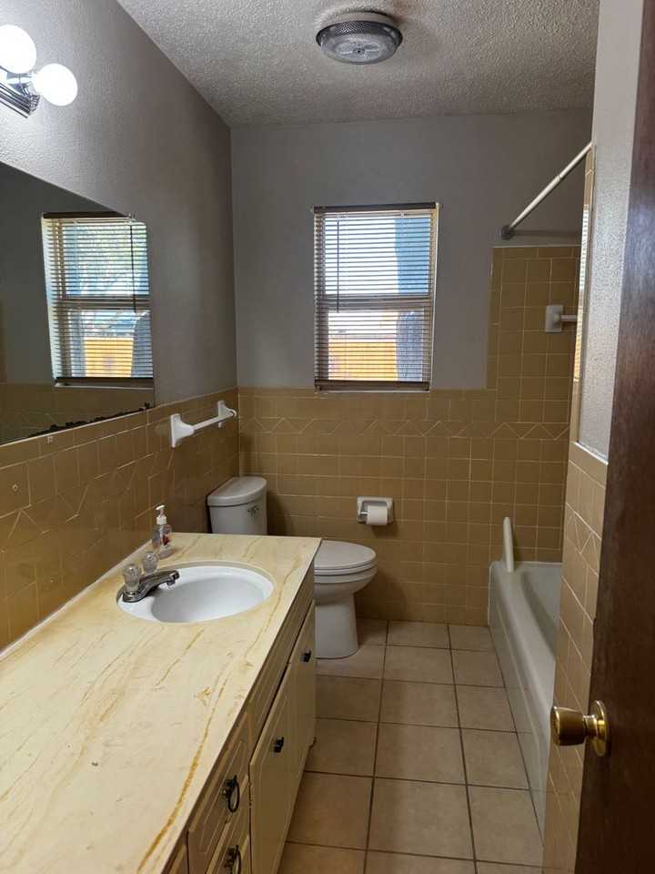 4408 54th St - Photo 4 of 12