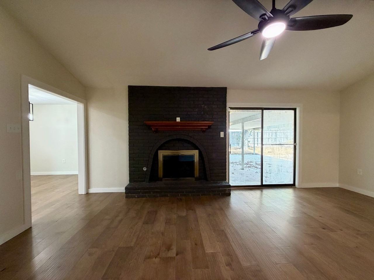 3401 Oakridge Ln - Photo 3 of 16