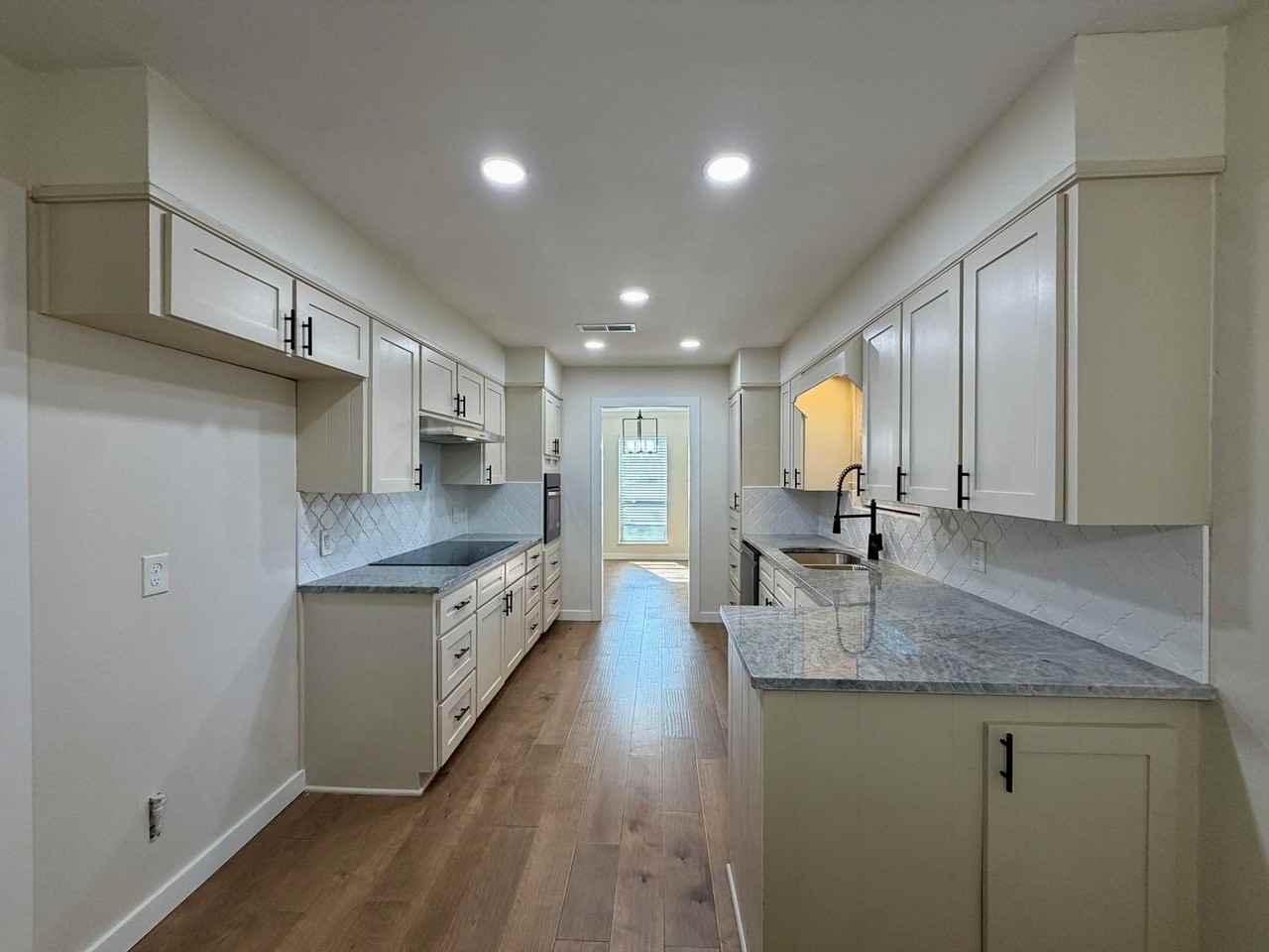 3401 Oakridge Ln - Photo 4 of 16