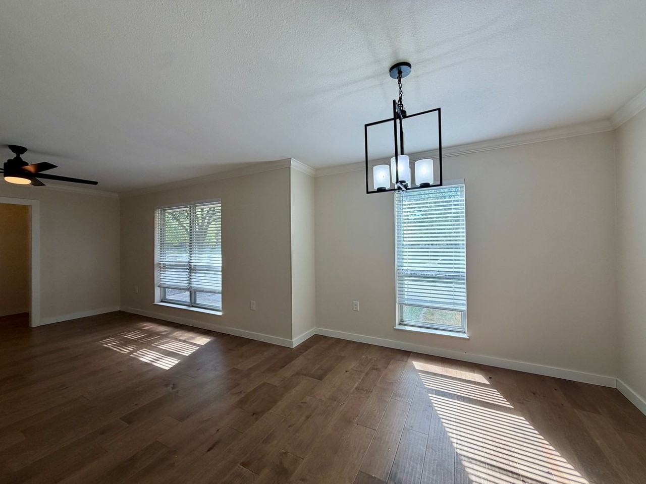 3401 Oakridge Ln - Photo 6 of 16