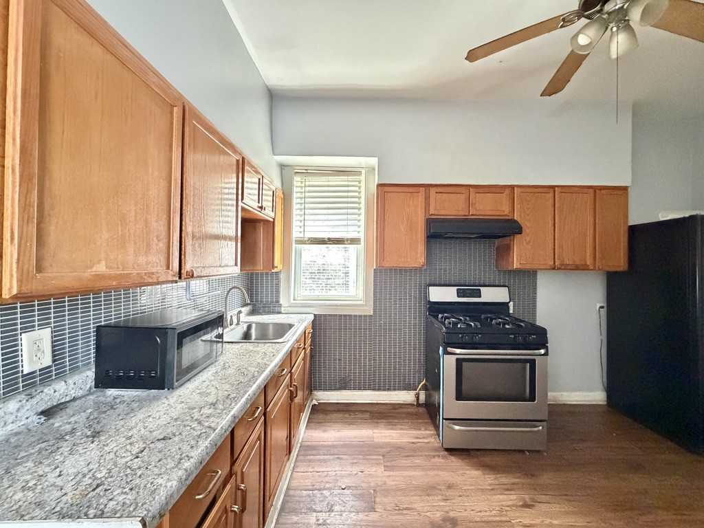 1542 N Avers Ave #1F - Photo 3 of 21