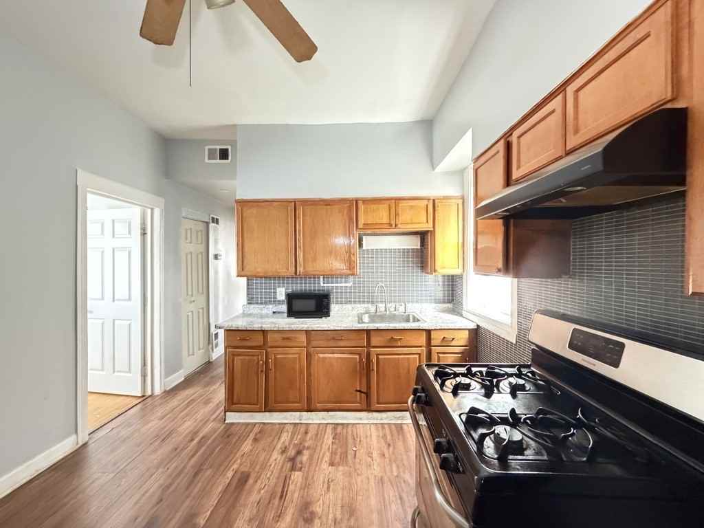 1542 N Avers Ave #1F - Photo 5 of 21