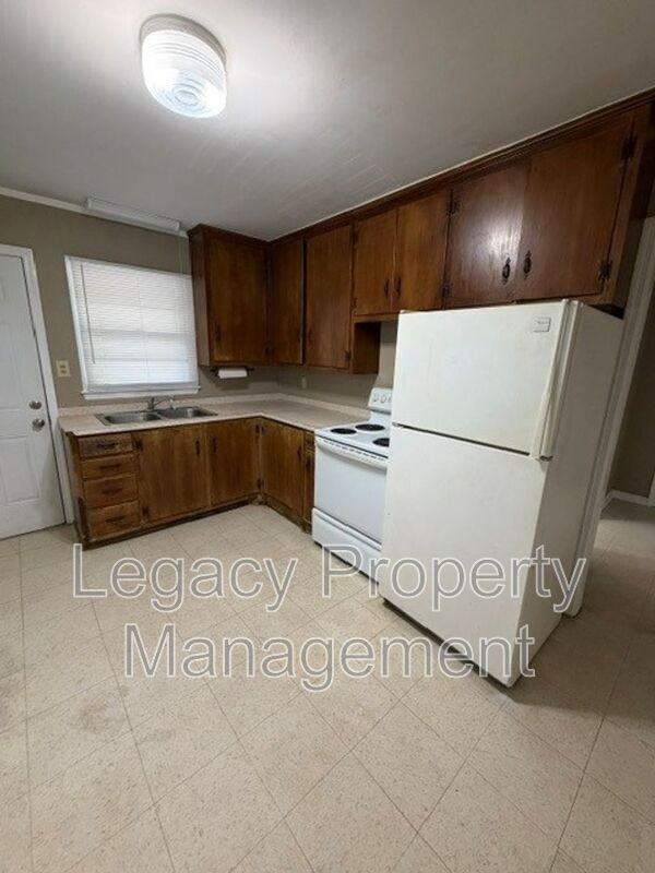904 Grace Ave - Photo 4 of 8
