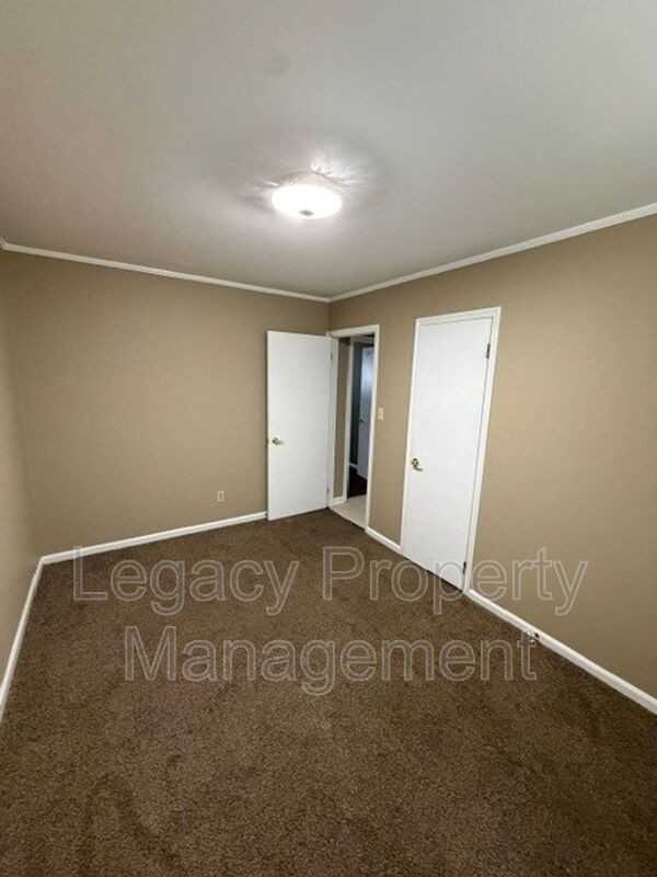 904 Grace Ave - Photo 6 of 8