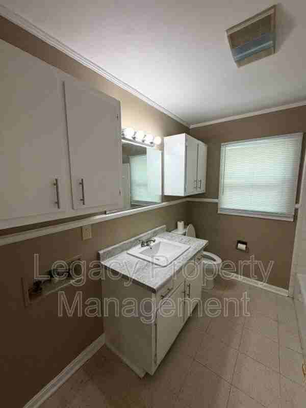 904 Grace Ave - Photo 7 of 8