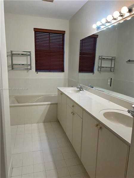10861 Nw 85th Ter - Photo 2 of 13