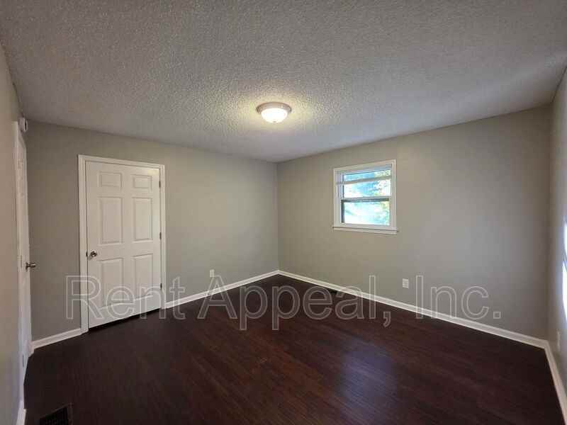 3734 Smithtown Rd - Photo 7 of 12