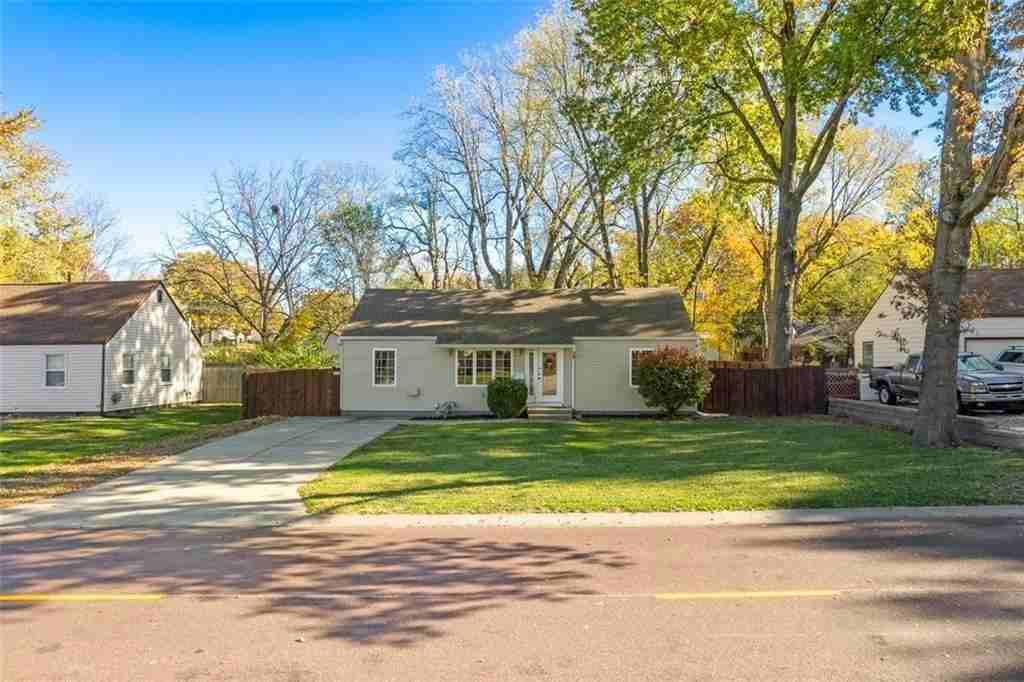 7507 Lowell Ave - Photo 3 of 18