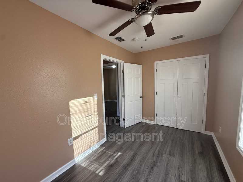 1027 4th St - Photo 5 of 12