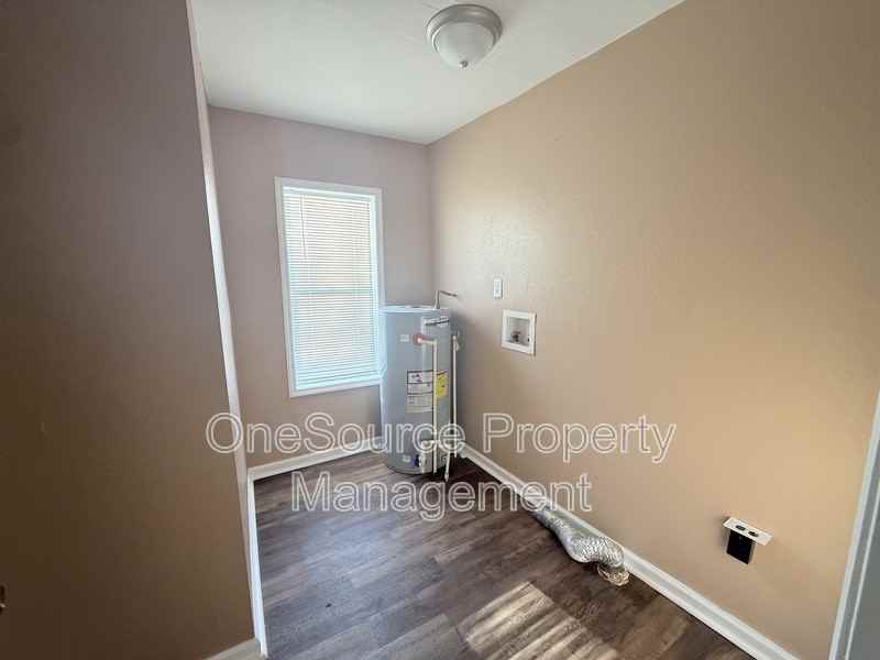 1027 4th St - Photo 7 of 12