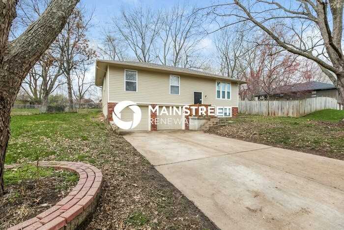 1905 Sw Onyx St - Photo 2 of 17