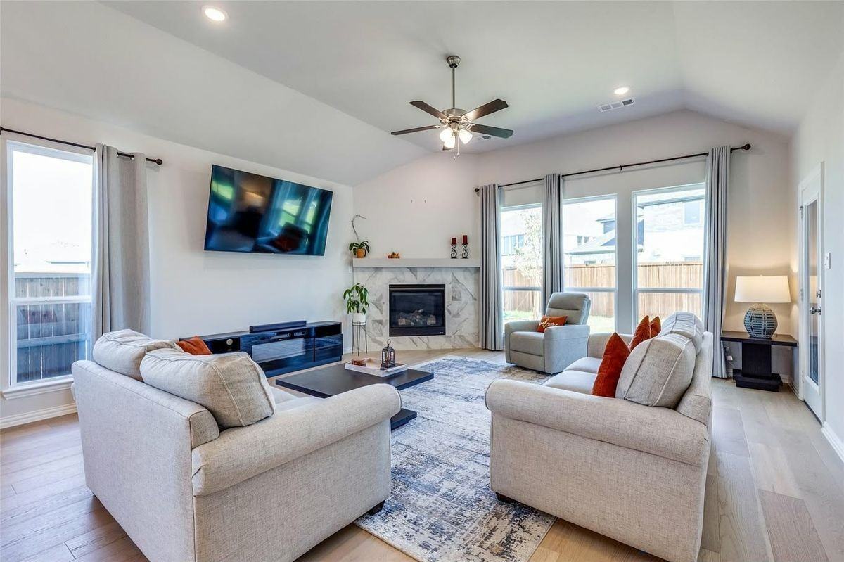 1285 Saffron St - Photo 2 of 13