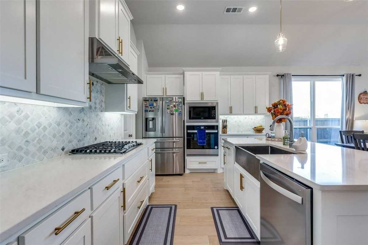 1285 Saffron St - Photo 4 of 13