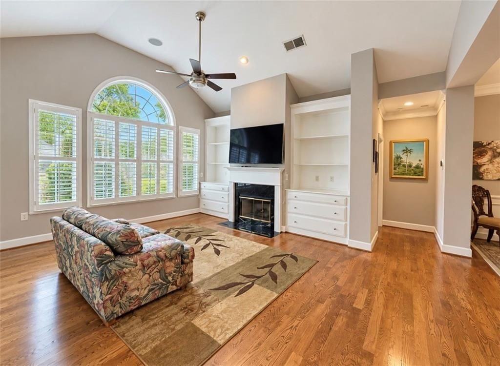 2100 Village Ln - Photo 4 of 27