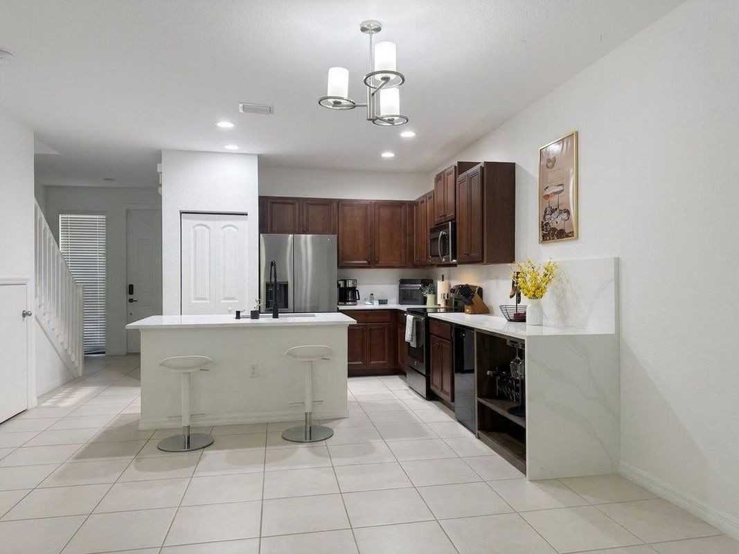 1091 Nw 33rd St - Photo 2 of 10