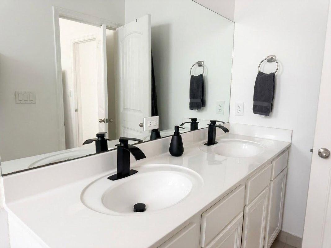 1091 Nw 33rd St - Photo 4 of 10