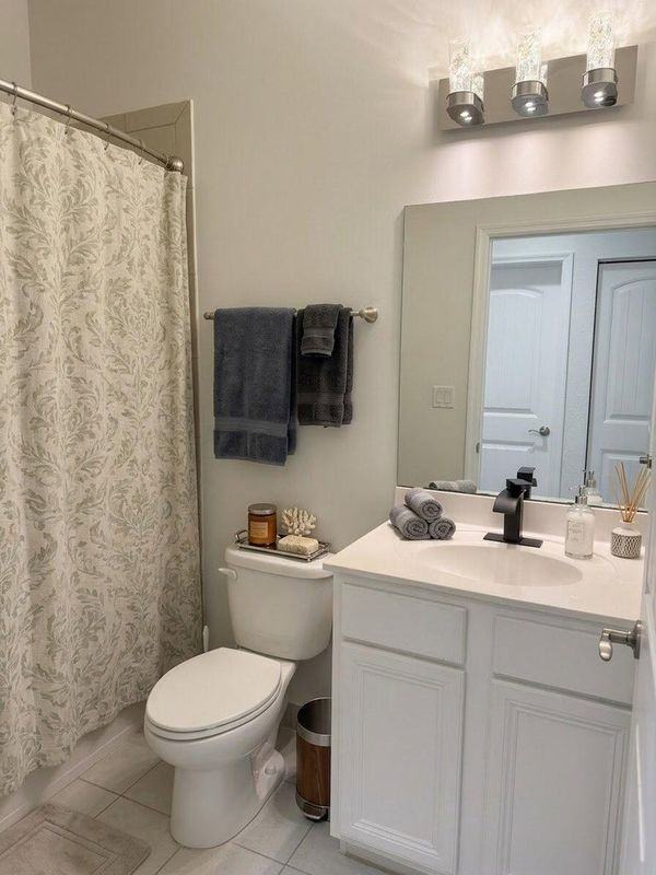 1091 Nw 33rd St - Photo 5 of 10