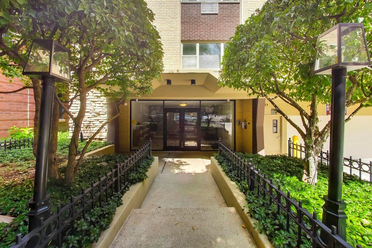 420 W Aldine Ave Apt 228 - Photo 3 of 20