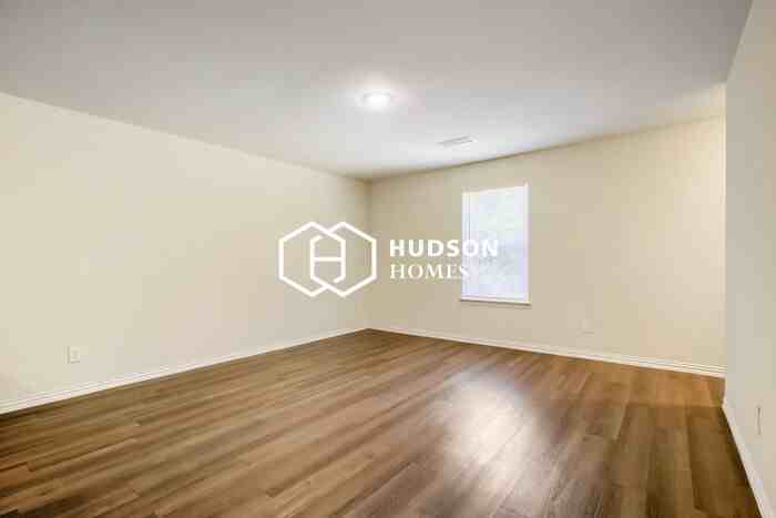 2814 Wellington St - Photo 3 of 14