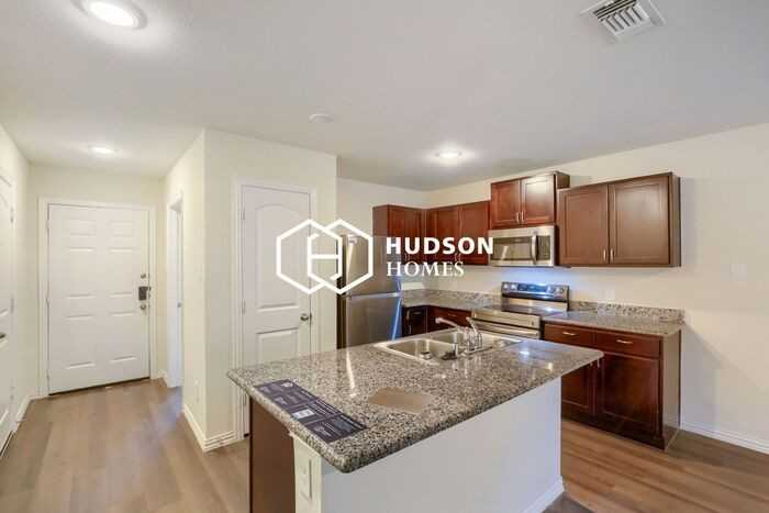 2814 Wellington St - Photo 5 of 14