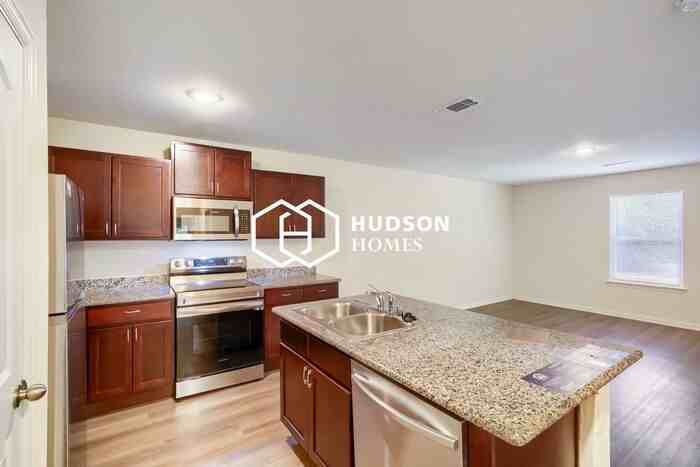 2814 Wellington St - Photo 6 of 14