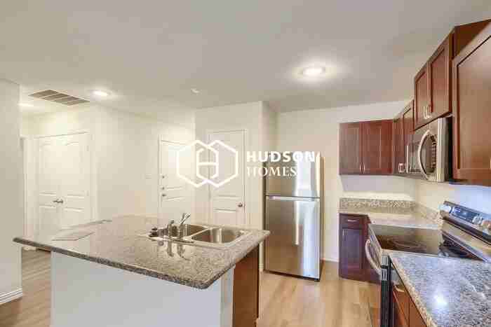 2814 Wellington St - Photo 7 of 14