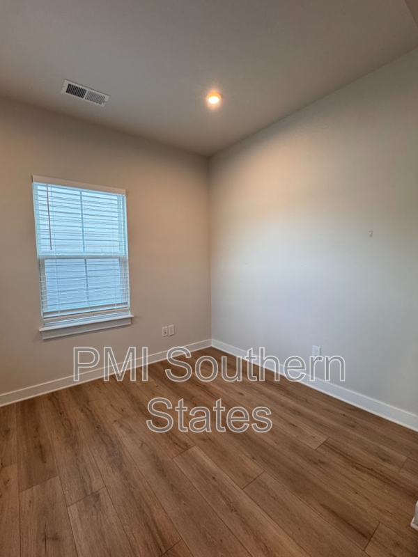 204 Delamere Dr - Photo 5 of 17