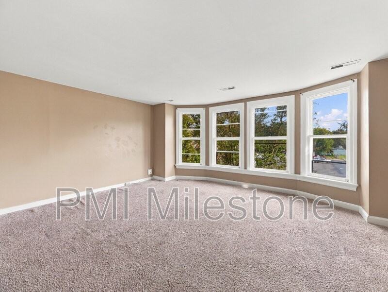 121 E Franklin St #4 - Photo 4 of 15