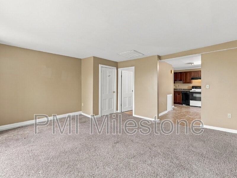121 E Franklin St #4 - Photo 5 of 15