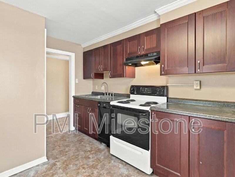 121 E Franklin St #4 - Photo 7 of 15