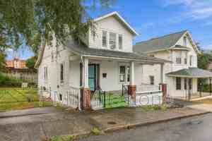 featured image of 423 E Washington St