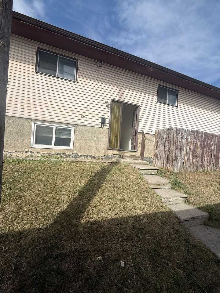1542 35 St Se - Photo 3 of 26