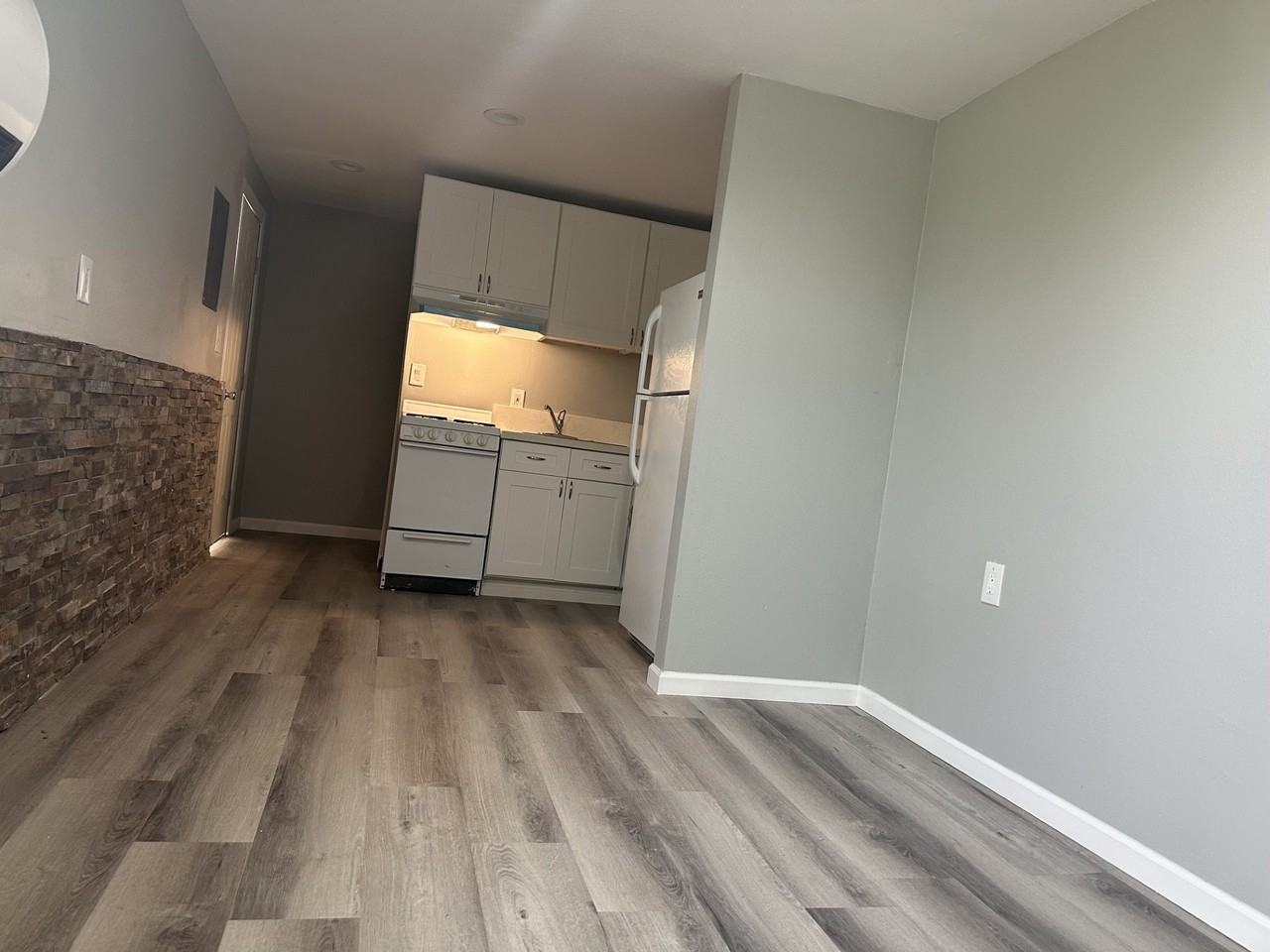 1007 Center Ave #E - Photo 3 of 3