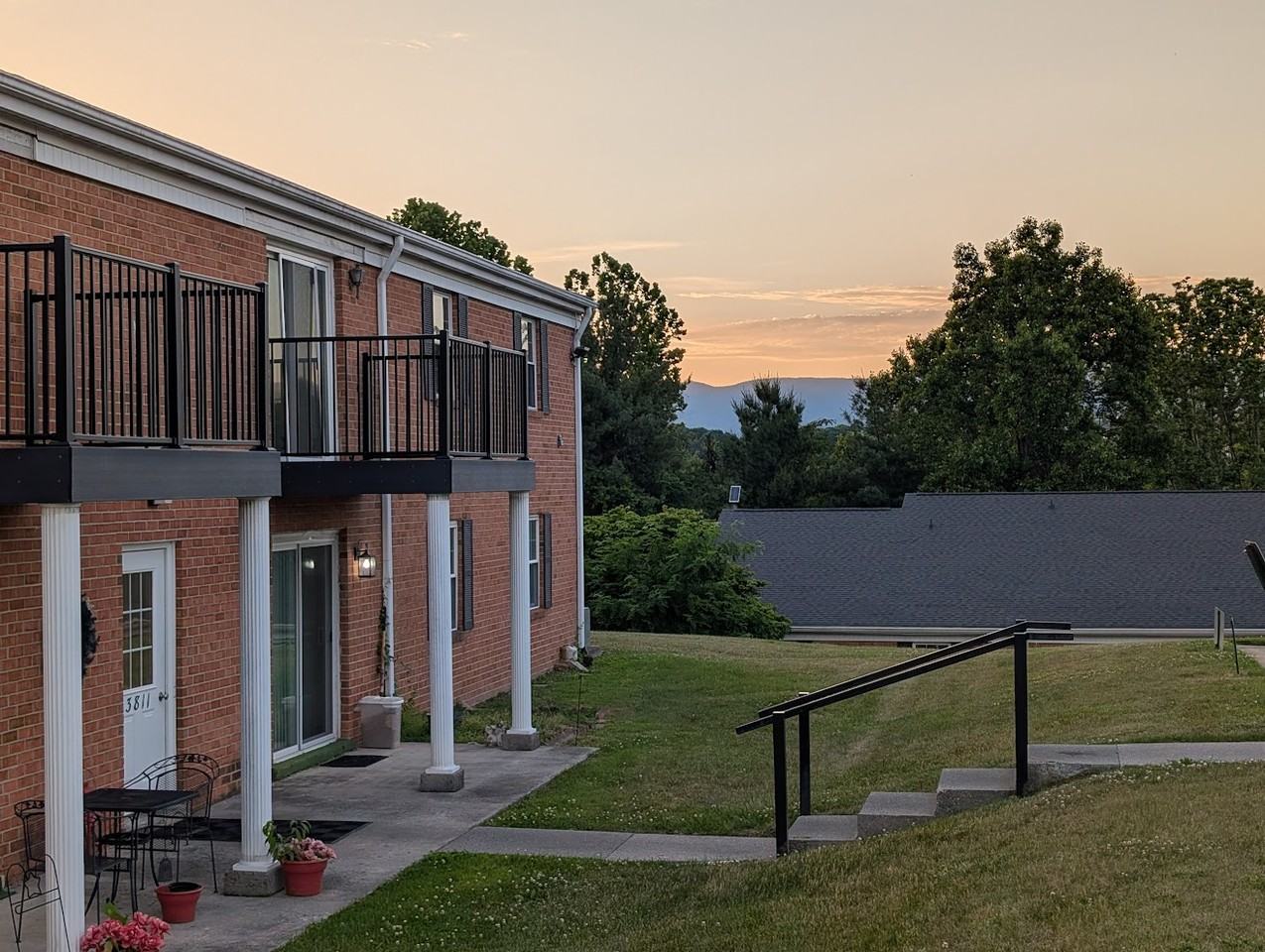 3801 Stratford Park Dr Sw - Photo 3 of 13