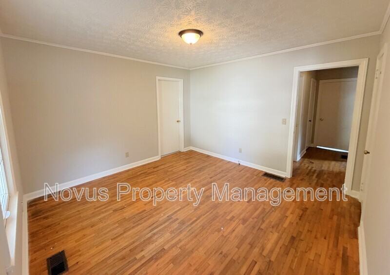 209 Pennsylvania Ave - Photo 5 of 15