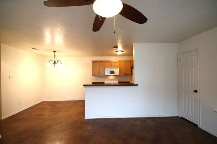 8026 W Elizabeth Ln - Photo 3 of 22
