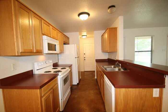 8026 W Elizabeth Ln - Photo 5 of 22