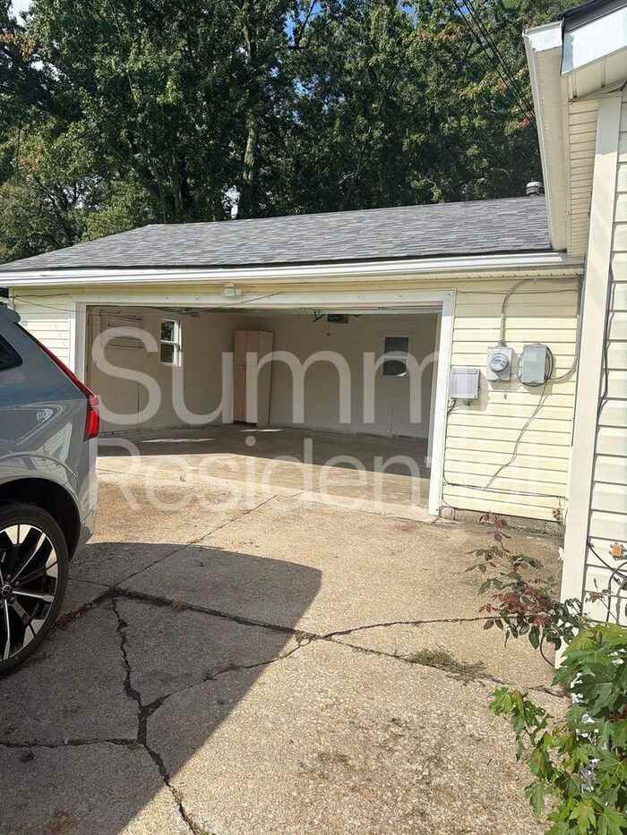 1137 Country Club Dr - Photo 4 of 15