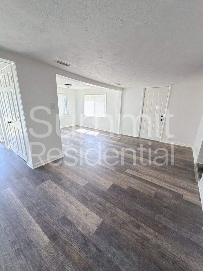 1137 Country Club Dr - Photo 5 of 15