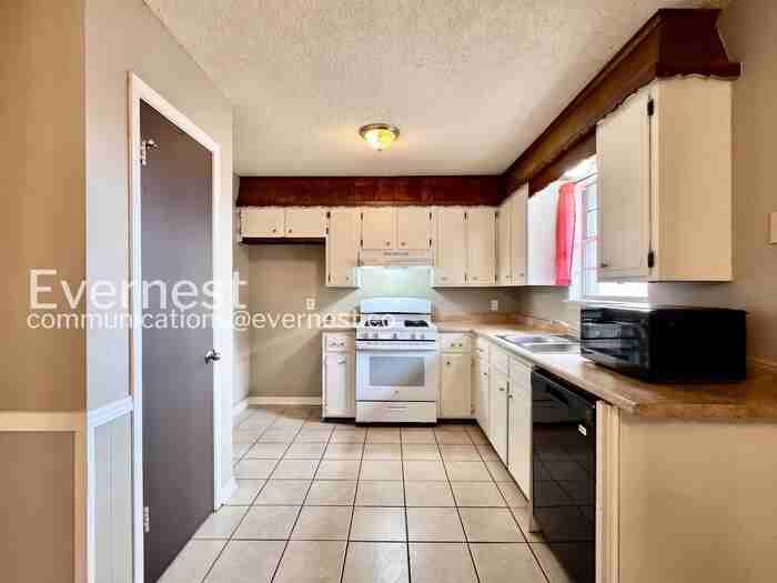 543 E F St - Photo 5 of 29