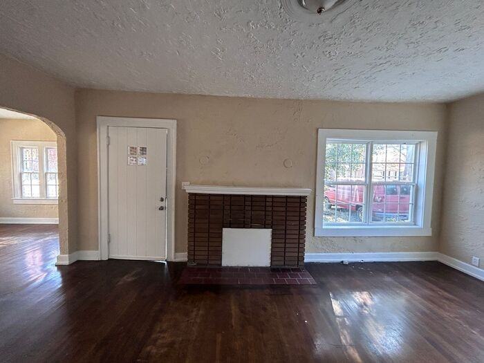 1828 Saint Charles Ct Sw - Photo 6 of 34