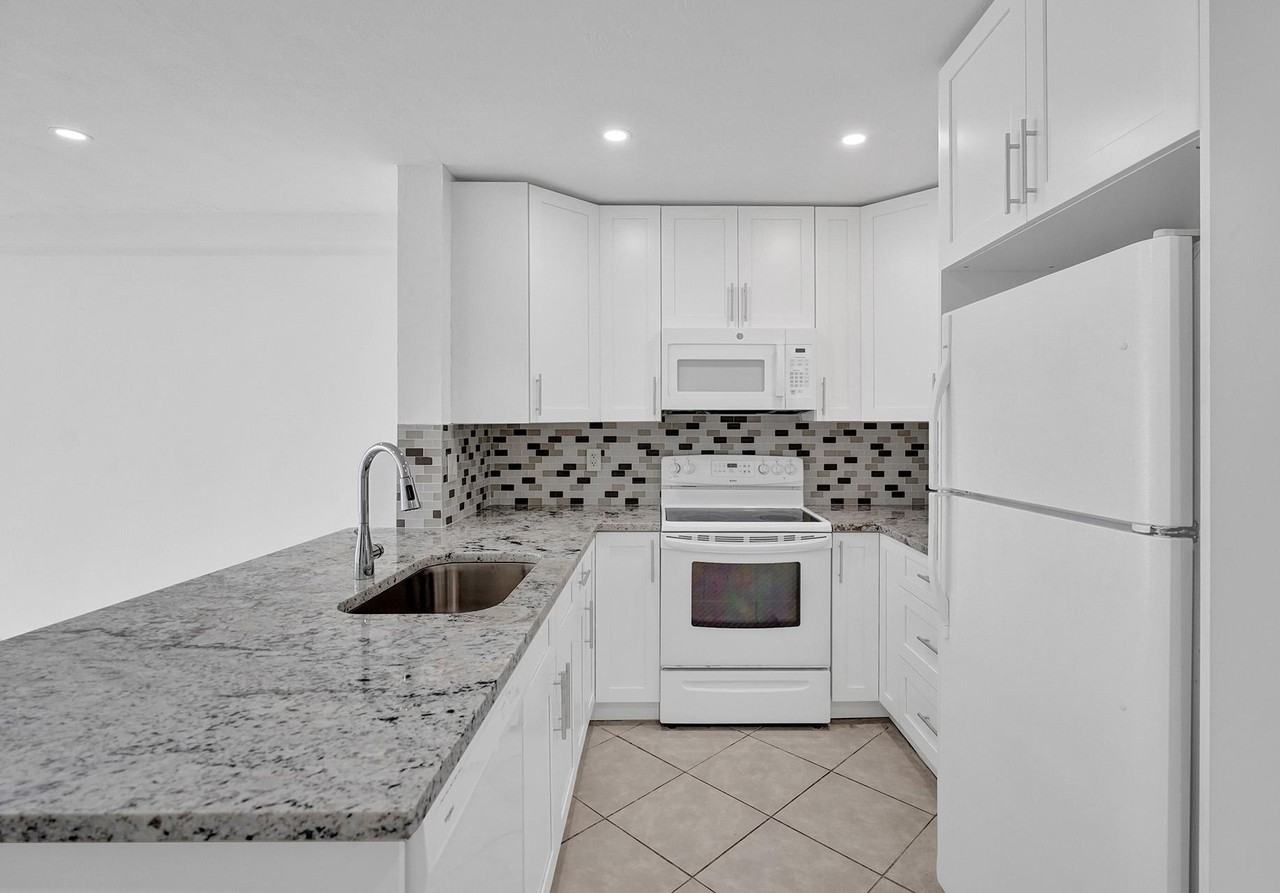 2884 Cambridge Ln - Photo 2 of 15